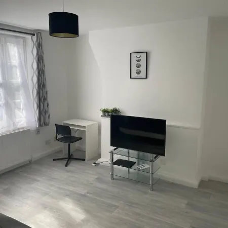 Remarkable 1-Bed Apartment In London Near Vauxhall